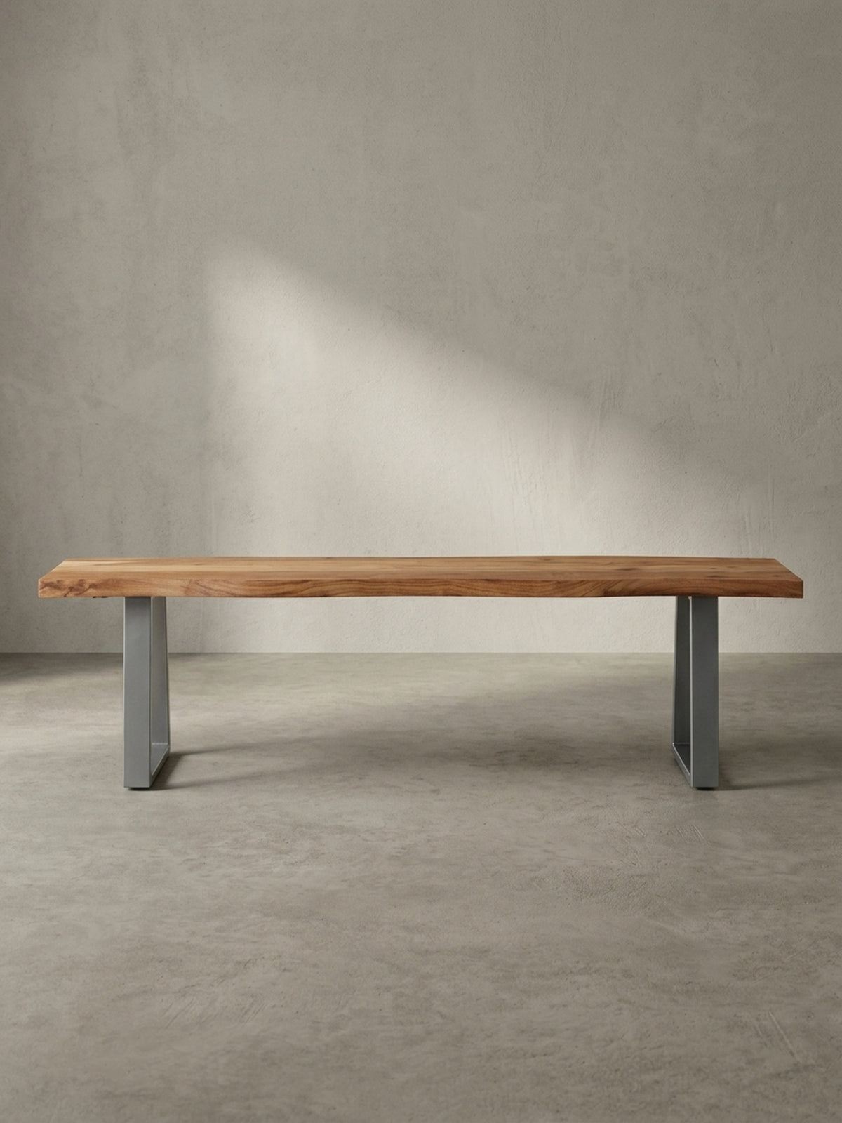 Schrägansicht der modernen Küchenbank aus massivem Akazienholz, die die Tiefe der 3,5 cm starken Sitzplatte und das industrielle Design der Metallkufen zeigt.