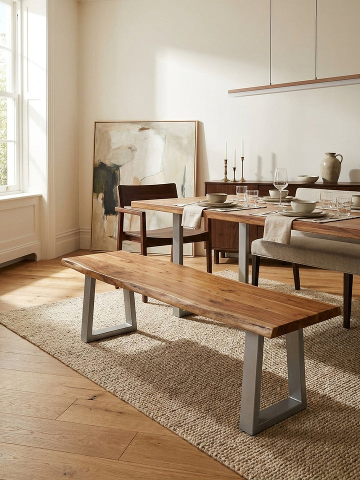 Die 160 cm lange Holzbank aus Akazie harmoniert perfekt mit dem passenden Massivholztisch und modernen Samtstühlen in einem großzügigen Essbereich._