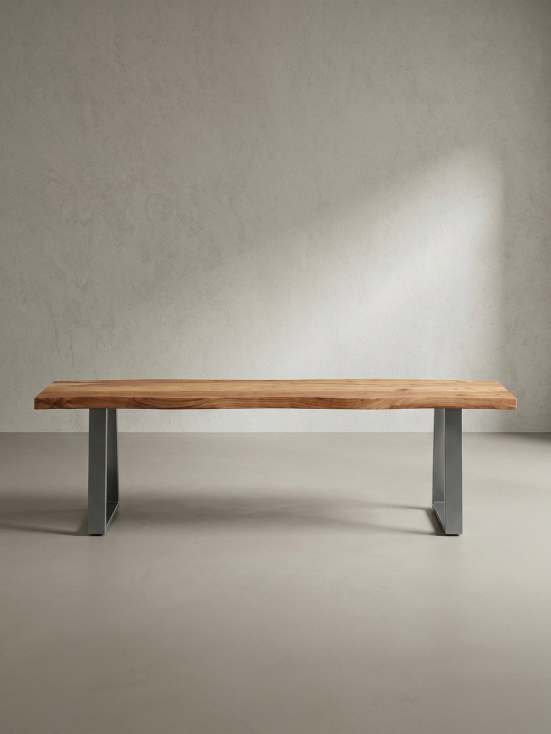 Seitenansicht der Küchenbank aus Holz und Metall, die das schlanke Profil des Designs und die U-Form der chromfarbenen Beine zeigt._