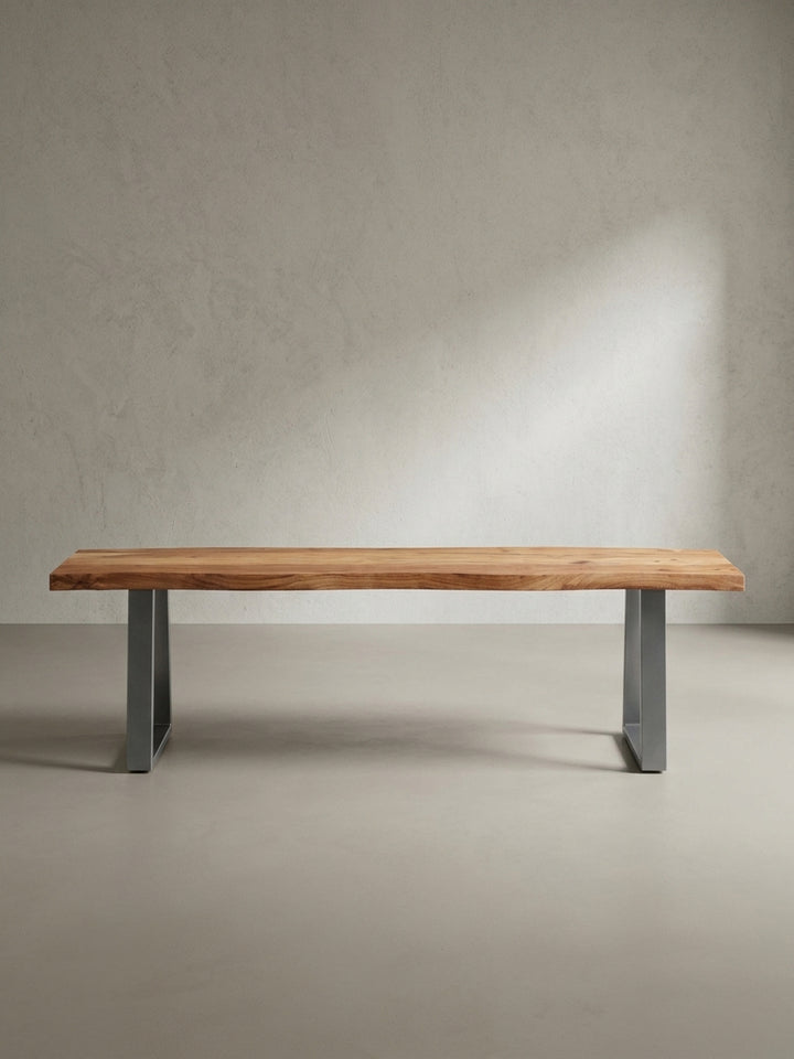 Seitenansicht der Küchenbank aus Holz und Metall, die das schlanke Profil des Designs und die U-Form der chromfarbenen Beine zeigt._