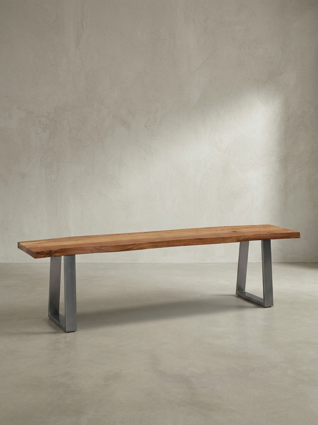 Eine Übersicht der eleganten Sitzbank aus Akazie, deren Design natürliche Materialien mit moderner Formensprache für das Esszimmer verbindet._