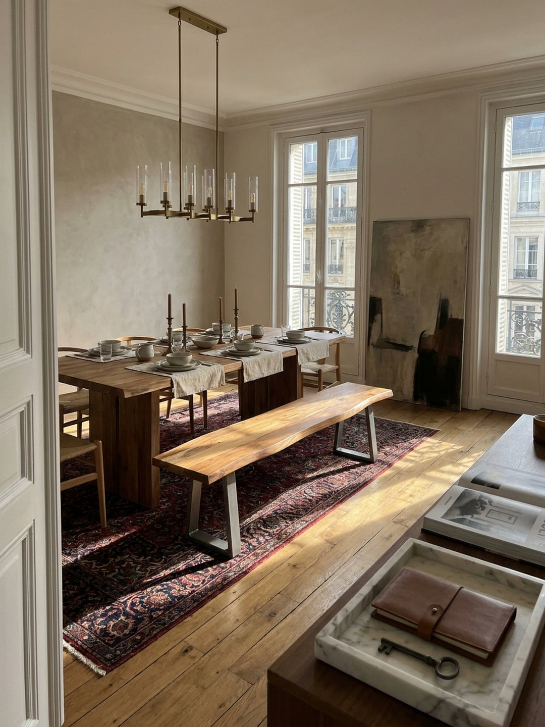 Esszimmerbank aus massivem Akazienholz mit Metallbeinen in einem lichtdurchfluteten Esszimmer mit Holzboden und hohen Fenstern._
