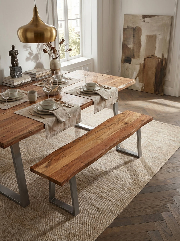 Draufsicht auf eine 140 cm lange Holzbank mit Baumkante und einen passenden Esstisch, arrangiert mit Stühlen in einem minimalistisch eingerichteten Esszimmer._