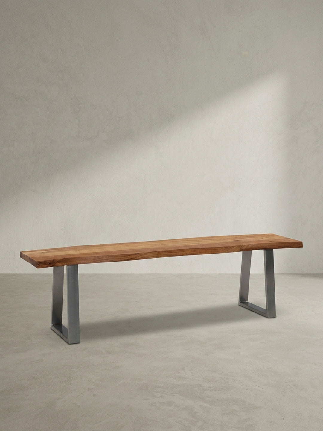 Design-Essbank aus massivem Akazienholz und Metall im Industrial-Stil, perfekt für moderne Küchen und große Esstische._