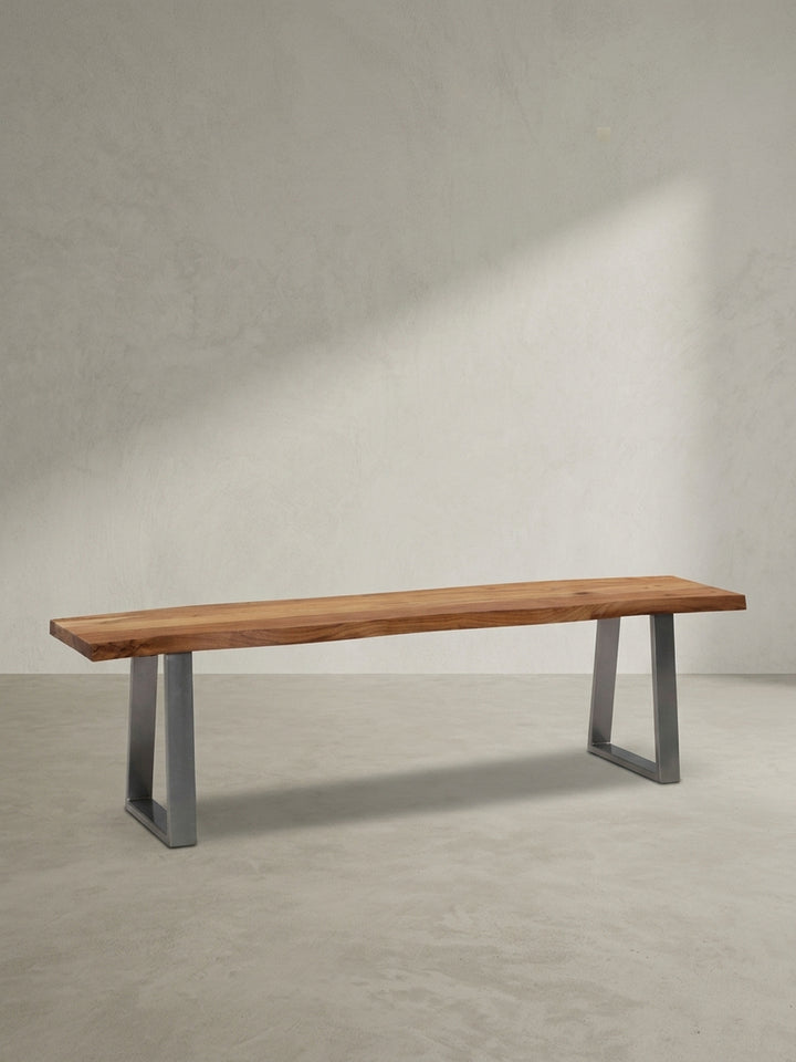Design-Essbank aus massivem Akazienholz und Metall im Industrial-Stil, perfekt für moderne Küchen und große Esstische._