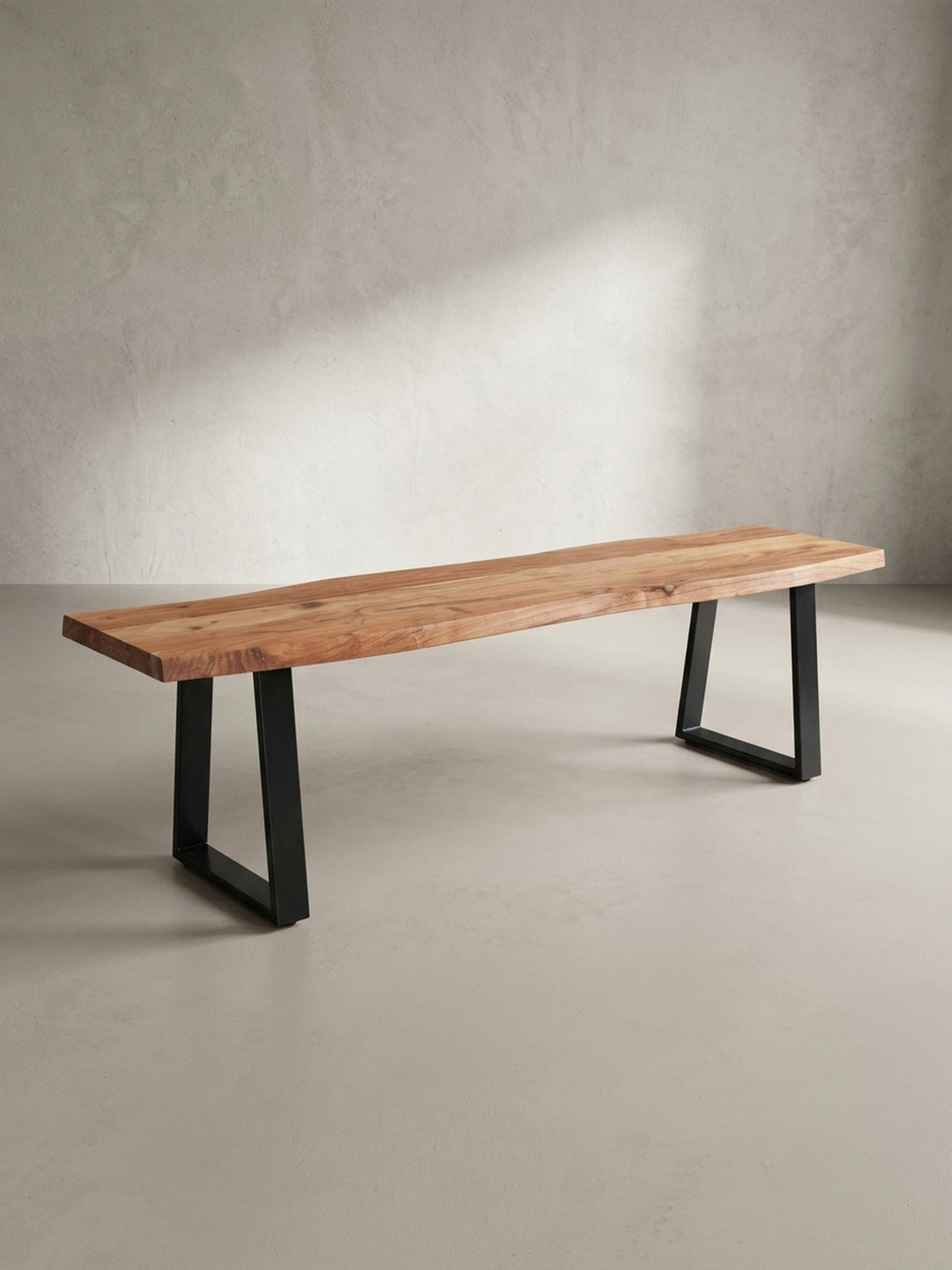 Seitenprofil der Sitzbank im Industrial-Stil, das die schlanke Silhouette der schwarzen Eisenbeine unter der massiven Holzplatte hervorhebt._