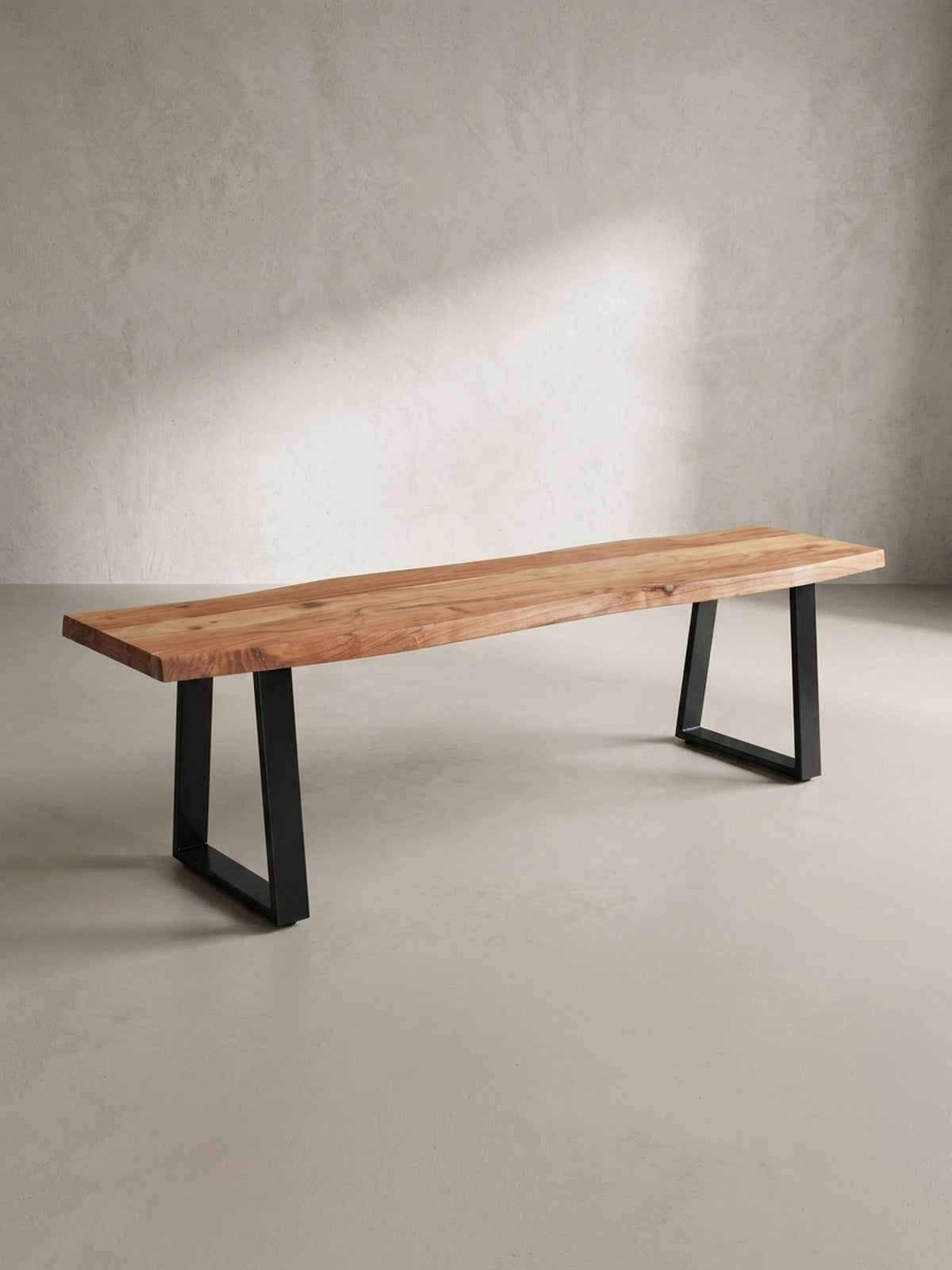 Seitenprofil der Sitzbank im Industrial-Stil, das die schlanke Silhouette der schwarzen Eisenbeine unter der massiven Holzplatte hervorhebt.