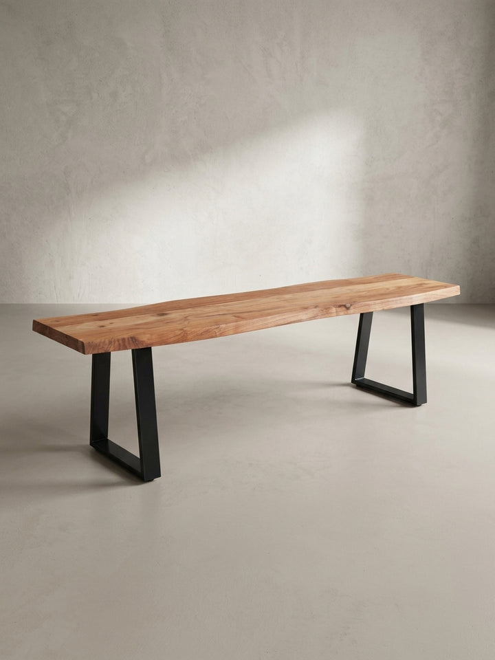Seitenprofil der Sitzbank im Industrial-Stil, das die schlanke Silhouette der schwarzen Eisenbeine unter der massiven Holzplatte hervorhebt._