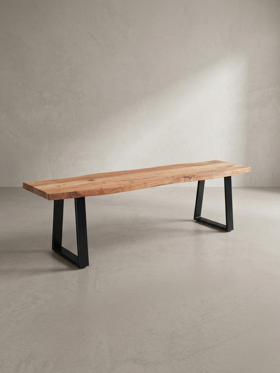 Seitenprofil der modernen Küchenbank, das die schlanke Silhouette der Metallkufen und die massive Präsenz der Holz-Sitzfläche hervorhebt._
