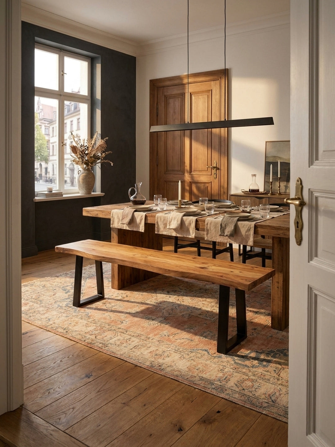 Stilvolle Esszimmerbank aus Akazie Massivholz mit Baumkante in einem modern-klassischen Esszimmer mit Holzboden und einem Vintage-Teppich, von warmem Fensterlicht beleuchtet._