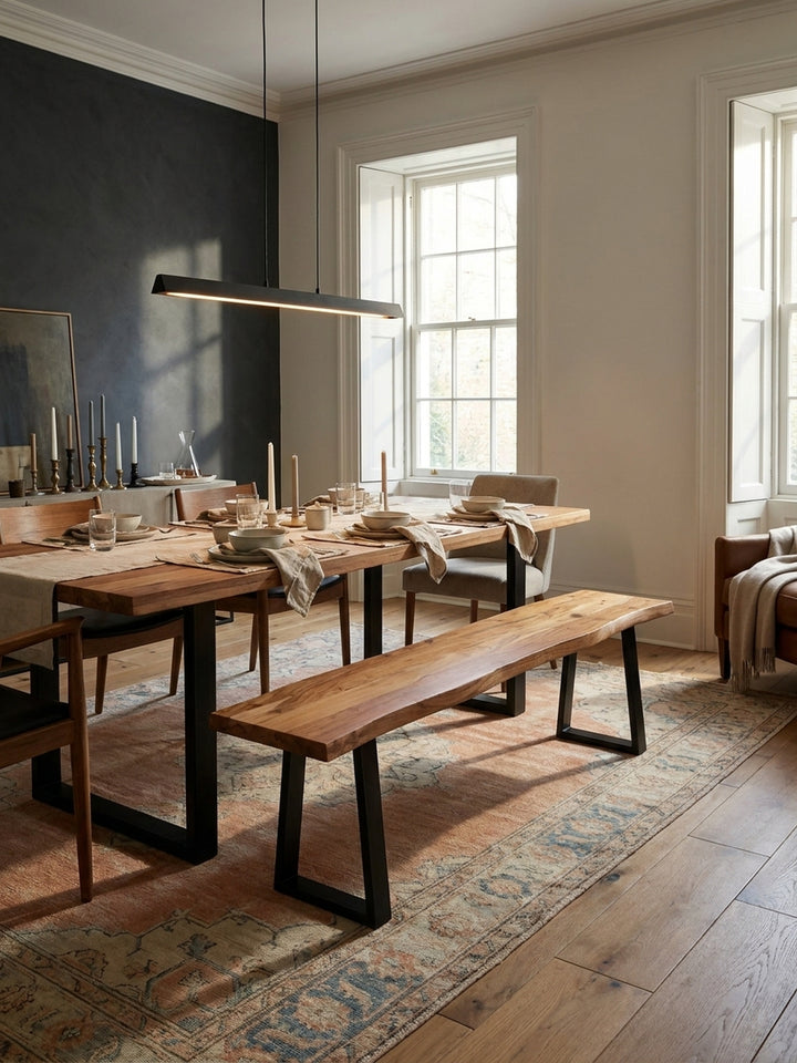 Die Massivholzbank mit schwarzen Metallbeinen kombiniert mit einem passenden Esstisch und grauen Stühlen, als harmonisches Ensemble für ein modernes Esszimmer._