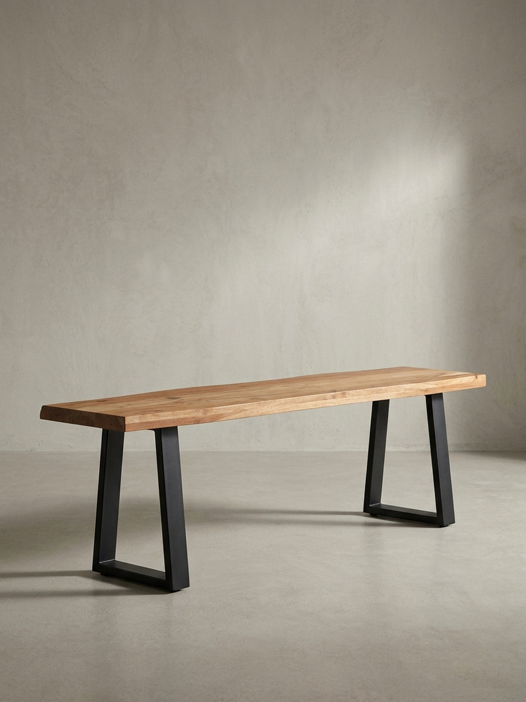 Gesamtansicht der Sitzbank aus massivem Akazienholz und Metall, die das minimalistische Design und die hochwertigen, natürlichen Materialien zusammenfasst._
