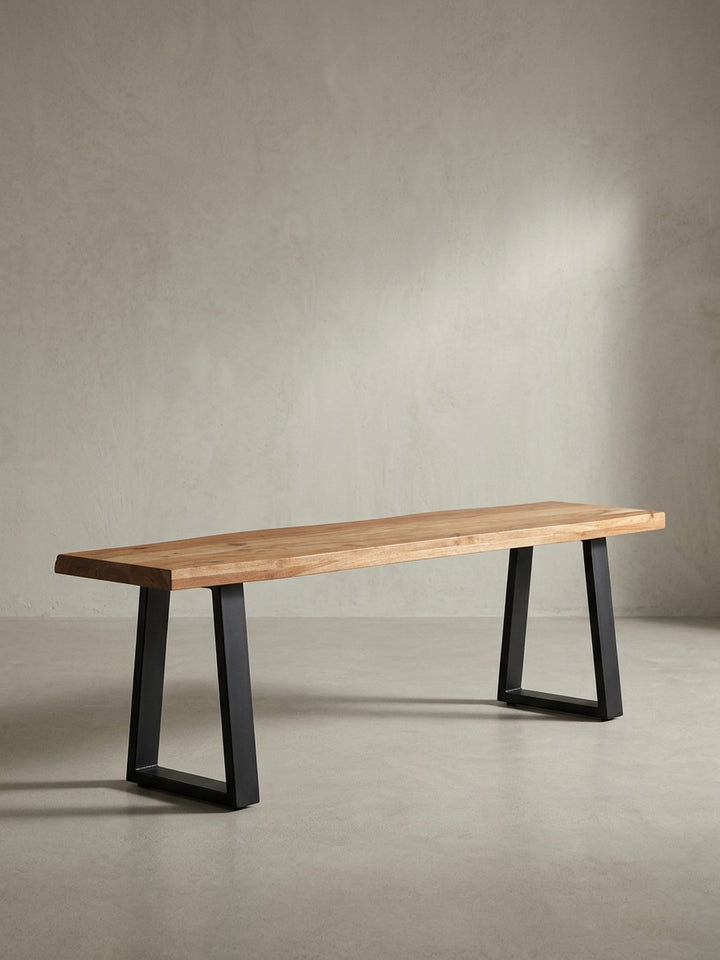 Gesamtansicht der Sitzbank aus massivem Akazienholz und Metall, die das minimalistische Design und die hochwertigen, natürlichen Materialien zusammenfasst._
