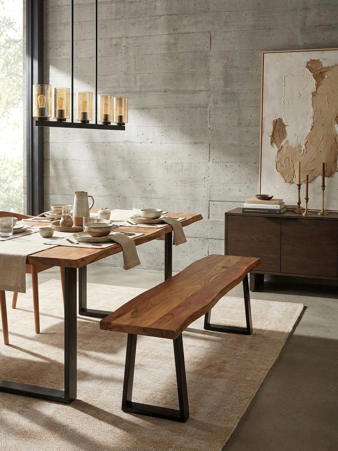 Moderne Sitzbank mit Baumkante kombiniert mit einem passenden Massivholztisch und grauen Stühlen für ein stimmiges Esszimmer-Set._