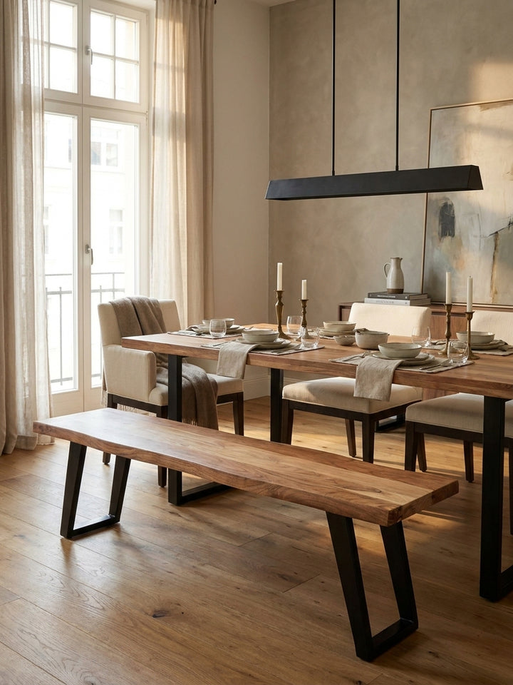 Die massive Akazien-Sitzbank mit schwarzen U-Beinen harmoniert perfekt mit dem passenden Esstisch und eleganten Samtstühlen in einem großzügigen Esszimmer._