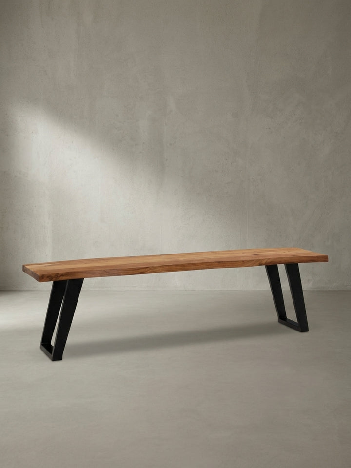 Die Esszimmerbank aus Akazie Massivholz verbindet rustikalen Charme durch die Baumkante mit modernem Industrial-Design für jede Küche oder Esszimmer._