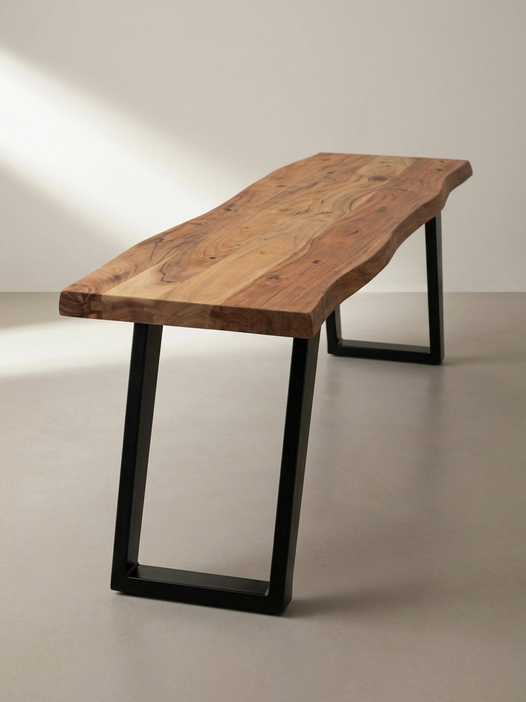 Detailaufnahme des trapezförmigen Metallbeins der Essbank, das für einen stabilen Stand auf dem Boden sorgt und einen modernen Kontrast zum Holz bildet._