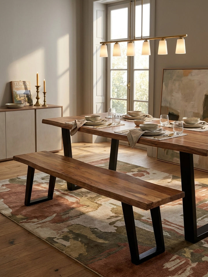 Gemütliche Szene mit einer Holzbank am Esstisch, dekoriert mit einem minimalistischen Gedeck für ein stilvolles Abendessen zu zweit._