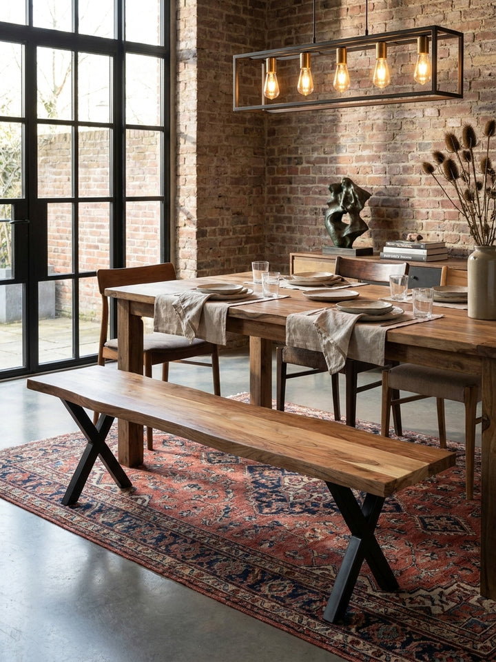 Kombination aus einer Akazie-Holzbank und passenden Esszimmerstühlen um einen Holztisch im modernen Industriedesign._