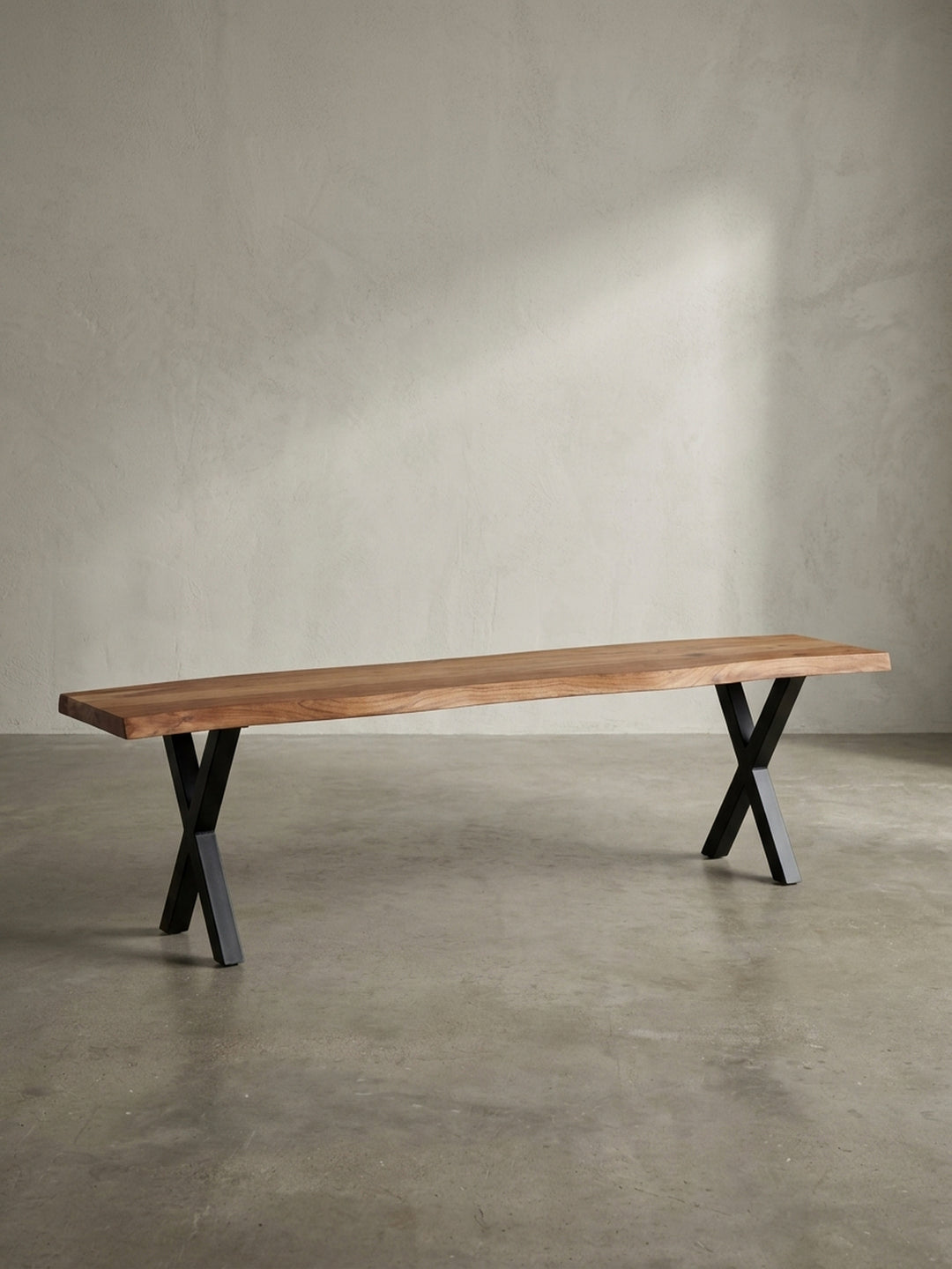 Freigestellte Ansicht der 120 cm langen Sitzbank aus Akazienholz mit schwarzen Metallbeinen in X-Form vor weißem Hintergrund._