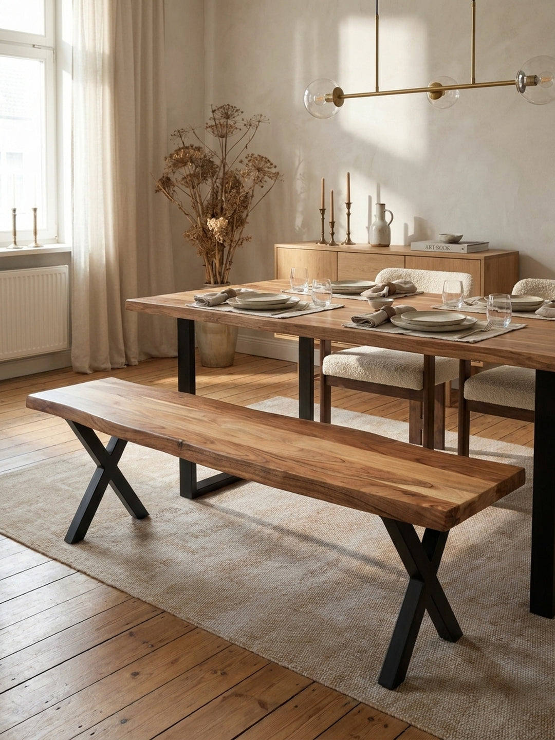 Moderne Essgruppe mit einer Sitzbank aus Akazienholz und schwarzen X-Beinen, passend zu schwarzen Samtstühlen mit goldenen Beinen und einem großen Massivholztisch._