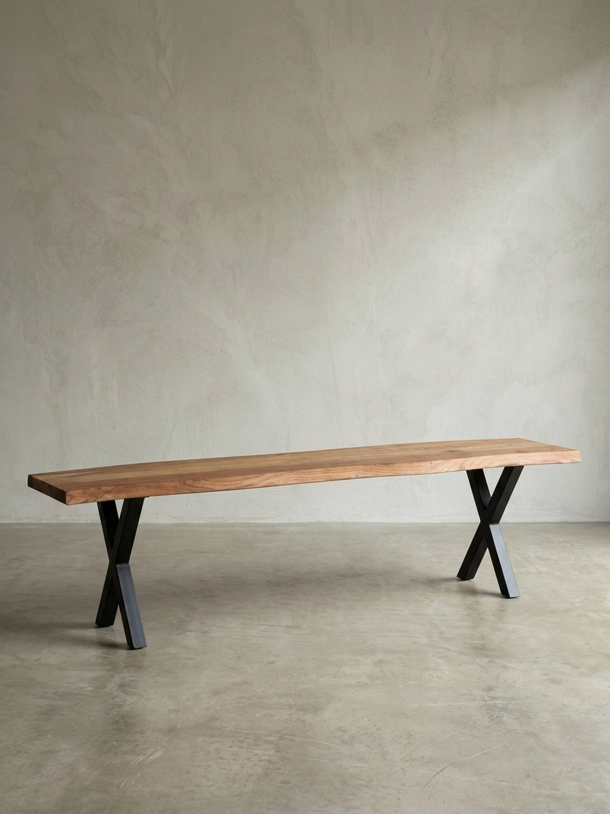 Frontansicht der Industrial-Design Sitzbank 140x40 cm aus Akazie Massivholz mit charakteristischen schwarzen Metallbeinen in X-Form.