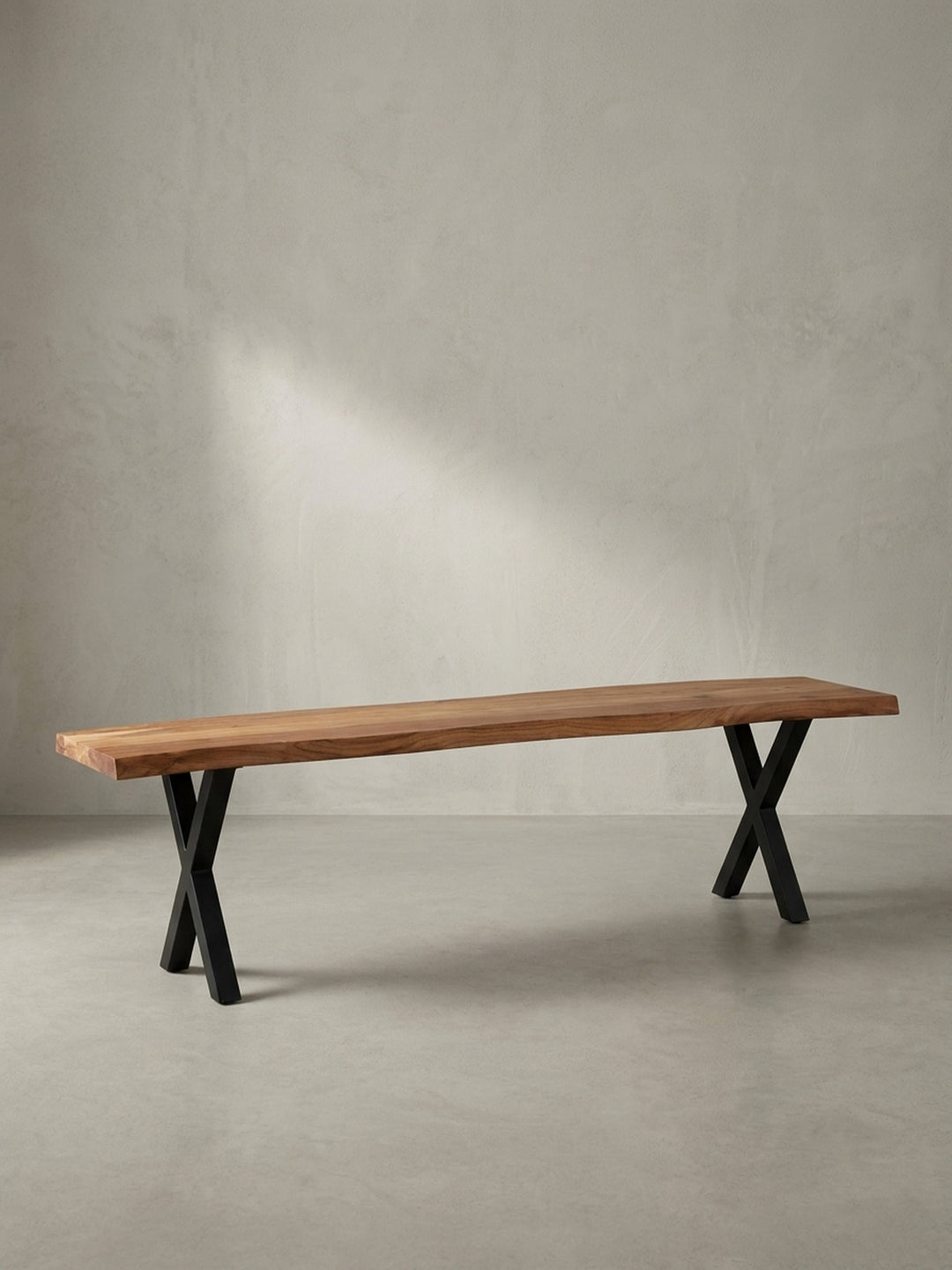 Gesamtüberblick der Design-Sitzbank aus massivem Akazienholz und schwarzem Metall, ideal als moderne und natürliche Sitzgelegenheit im Essbereich._