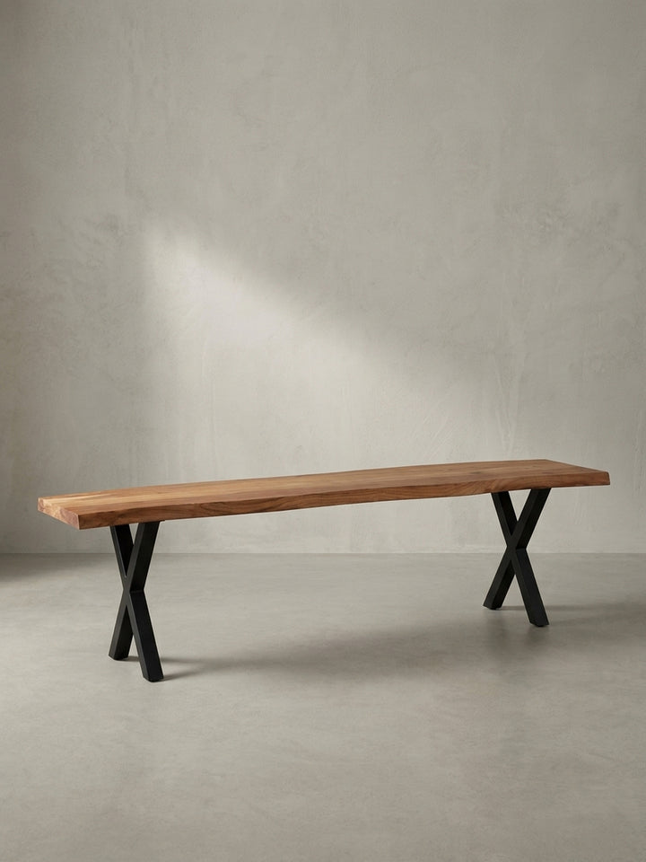 Gesamtüberblick der Design-Sitzbank aus massivem Akazienholz und schwarzem Metall, ideal als moderne und natürliche Sitzgelegenheit im Essbereich._