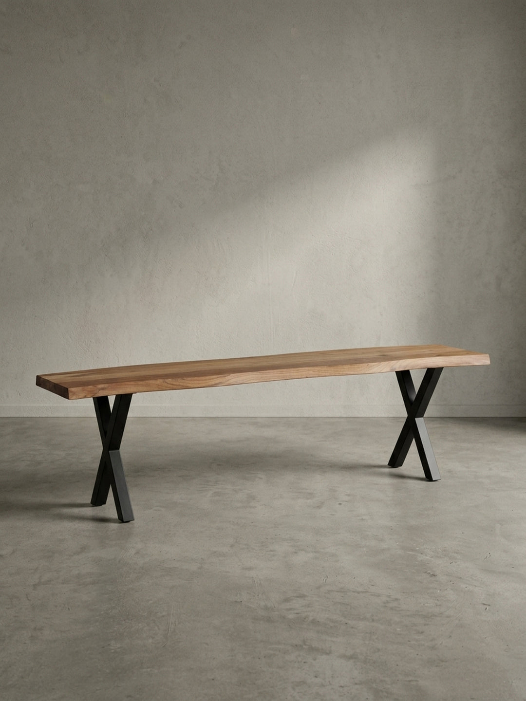 Freigestellte Ansicht der Esszimmerbank aus Akazie mit schwarzen Metallbeinen, die die klare Linienführung und den Kontrast zwischen Holz und Metall hervorhebt._