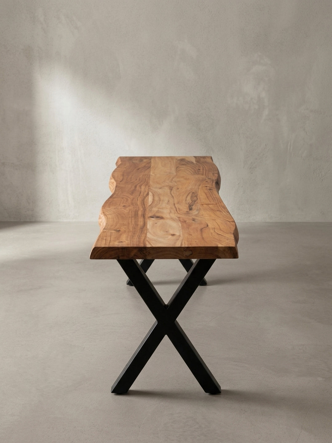 Seitenansicht der massiven Sitzbank, die das schlanke Profil der 3,5 cm dicken Holzplatte und die stabile, geometrische Form der schwarzen Metallbeine betont._