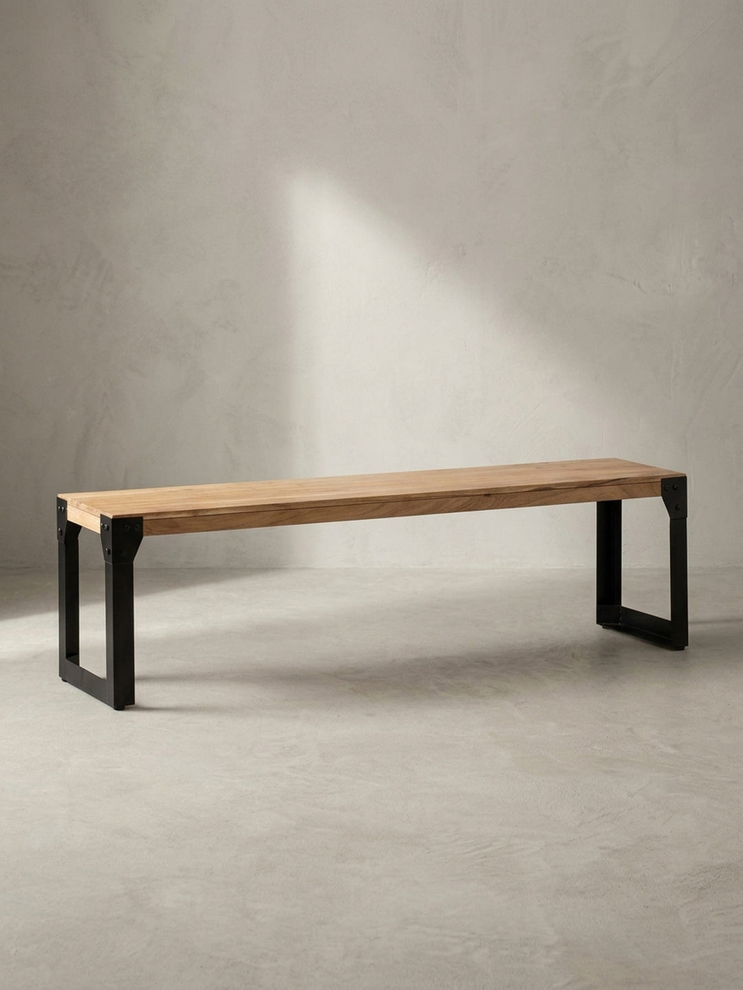 Freigestellte Esszimmerbank 140 cm aus Akazie Massivholz mit schwarzem Eisengestell in frontaler Ansicht vor weißem Hintergrund._