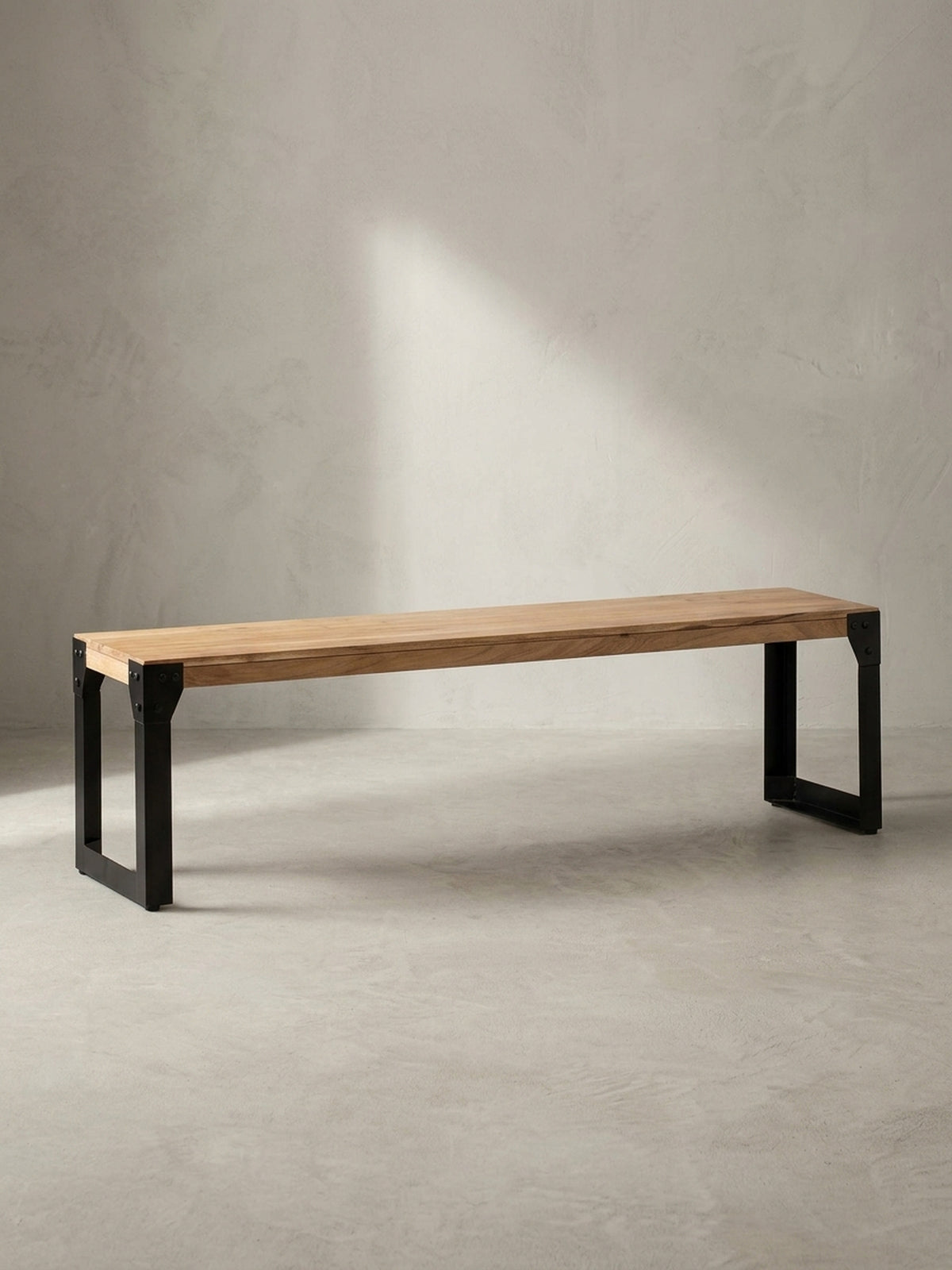 Freigestellte Esszimmerbank 140 cm aus Akazie Massivholz mit schwarzem Eisengestell in frontaler Ansicht vor weißem Hintergrund._