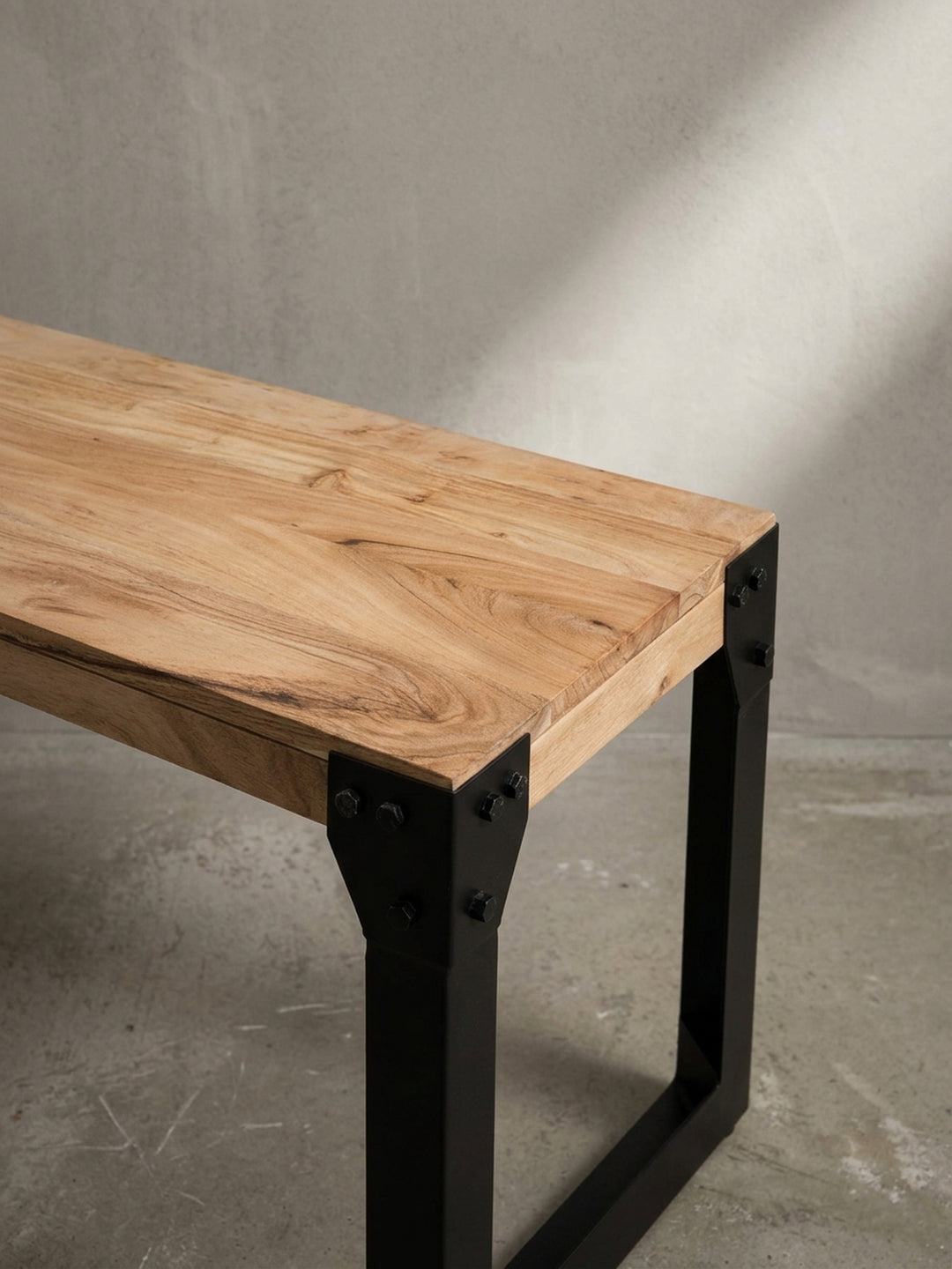 Alternative Perspektive der Küchenbank, die die authentische Holzstruktur und das matte Finish des pulverbeschichteten Eisens betont._