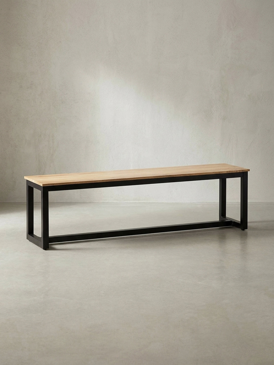Gerade Frontansicht der 160 cm langen Esszimmerbank aus massivem Akazienholz mit klarem Design und robustem, schwarzem Eisengestell vor weißem Hintergrund._