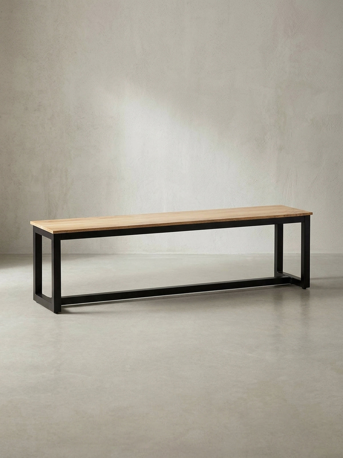 Gerade Frontansicht der 160 cm langen Esszimmerbank aus massivem Akazienholz mit klarem Design und robustem, schwarzem Eisengestell vor weißem Hintergrund._