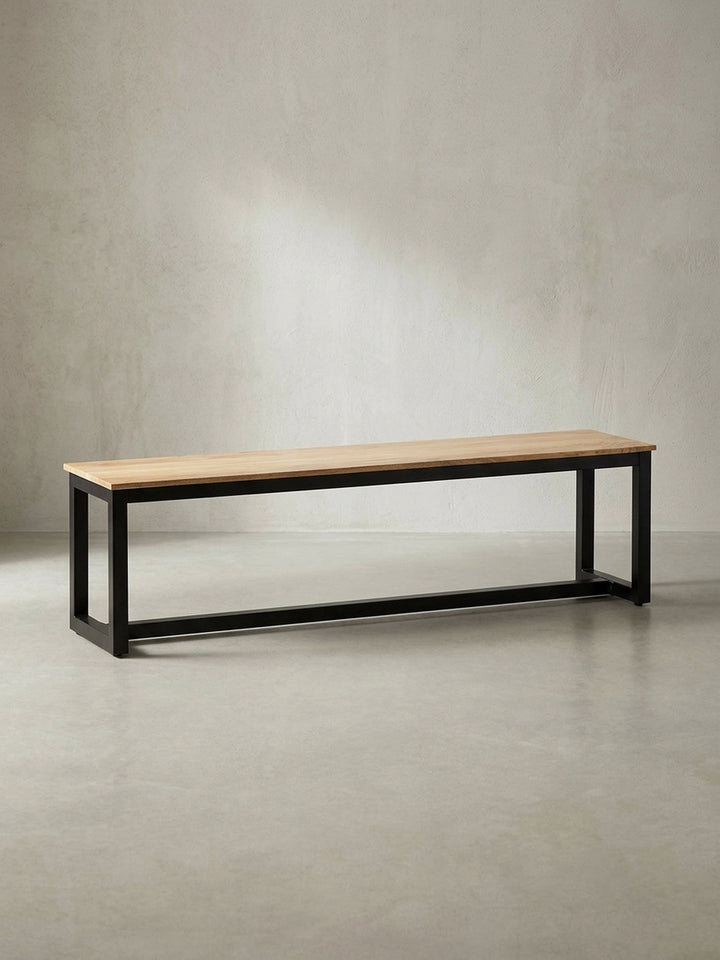 Gerade Frontansicht der 160 cm langen Esszimmerbank aus massivem Akazienholz mit klarem Design und robustem, schwarzem Eisengestell vor weißem Hintergrund._