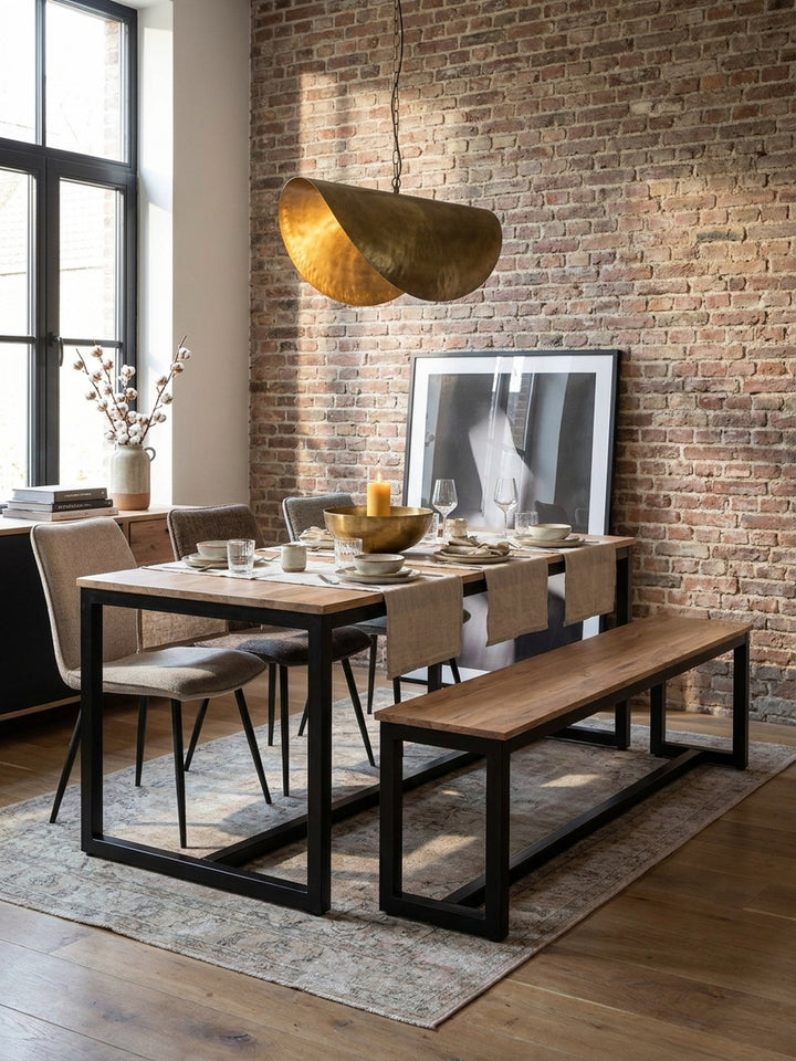Massivholzbank als Teil einer Essgruppe mit passendem Holztisch und modernen Stühlen, eine harmonische Kombination für das Esszimmer im Loft-Stil._