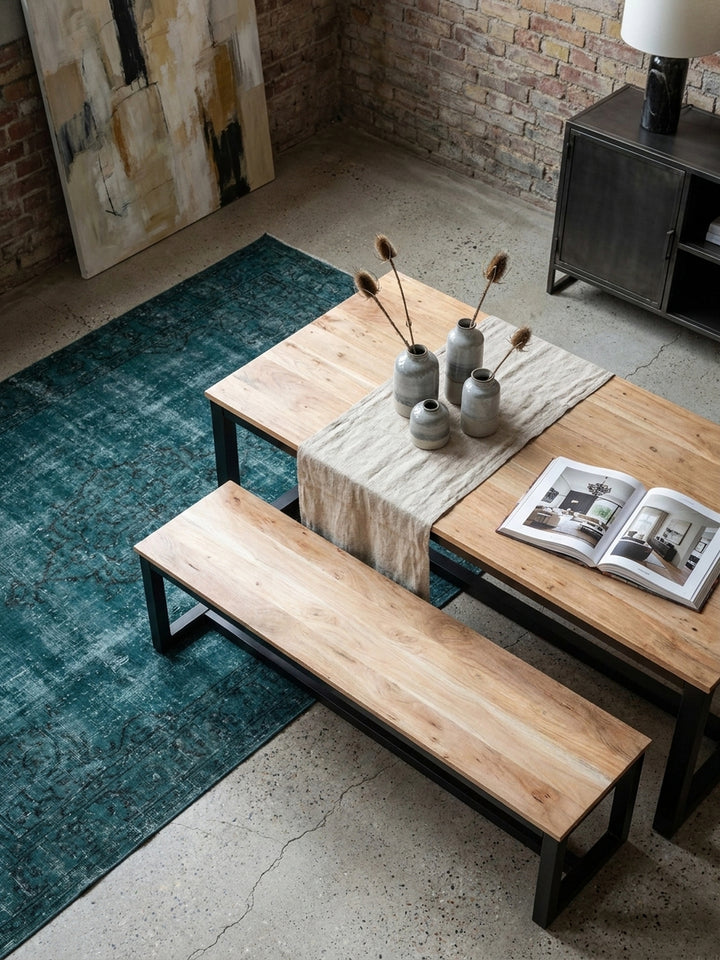 Sitzbank aus Akazie von oben gesehen, arrangiert mit einem Holztisch und Lederstühlen auf einem Vintage-Teppich im Essbereich._