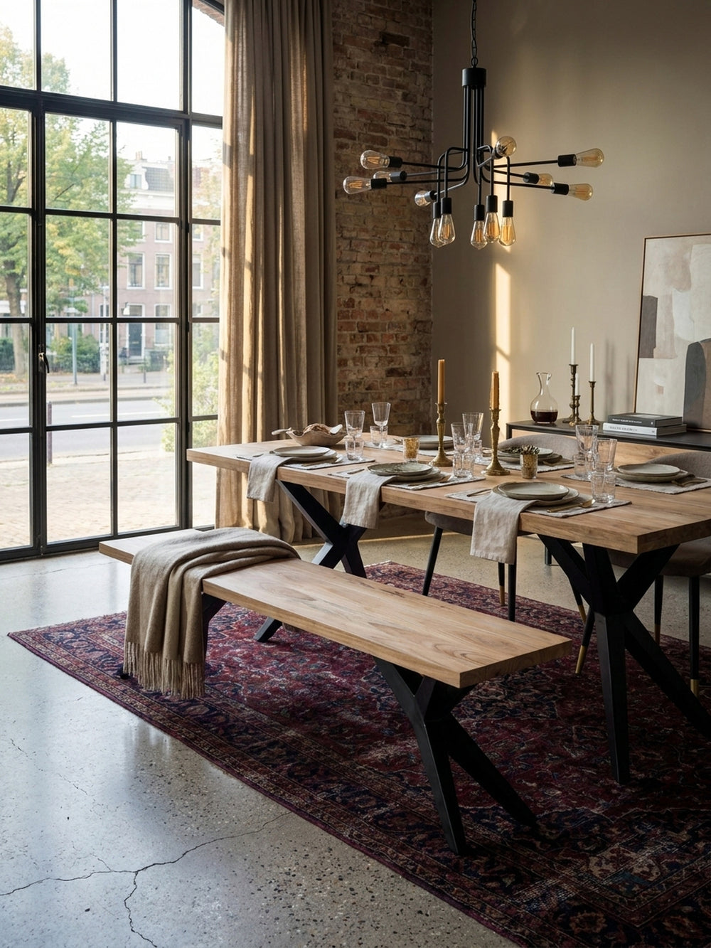 Die Akazienholz-Sitzbank harmoniert perfekt mit dem passenden Massivholztisch und dunklen Samtstühlen, was einen stimmigen Loft-Look im Esszimmer erzeugt._