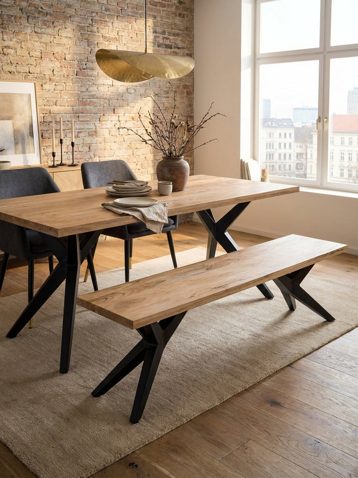 Massive Holzbank im Loft-Stil, perfekt kombiniert mit dem dazugehörigen Esstisch aus Akazie und Metall für ein harmonisches Esszimmer._