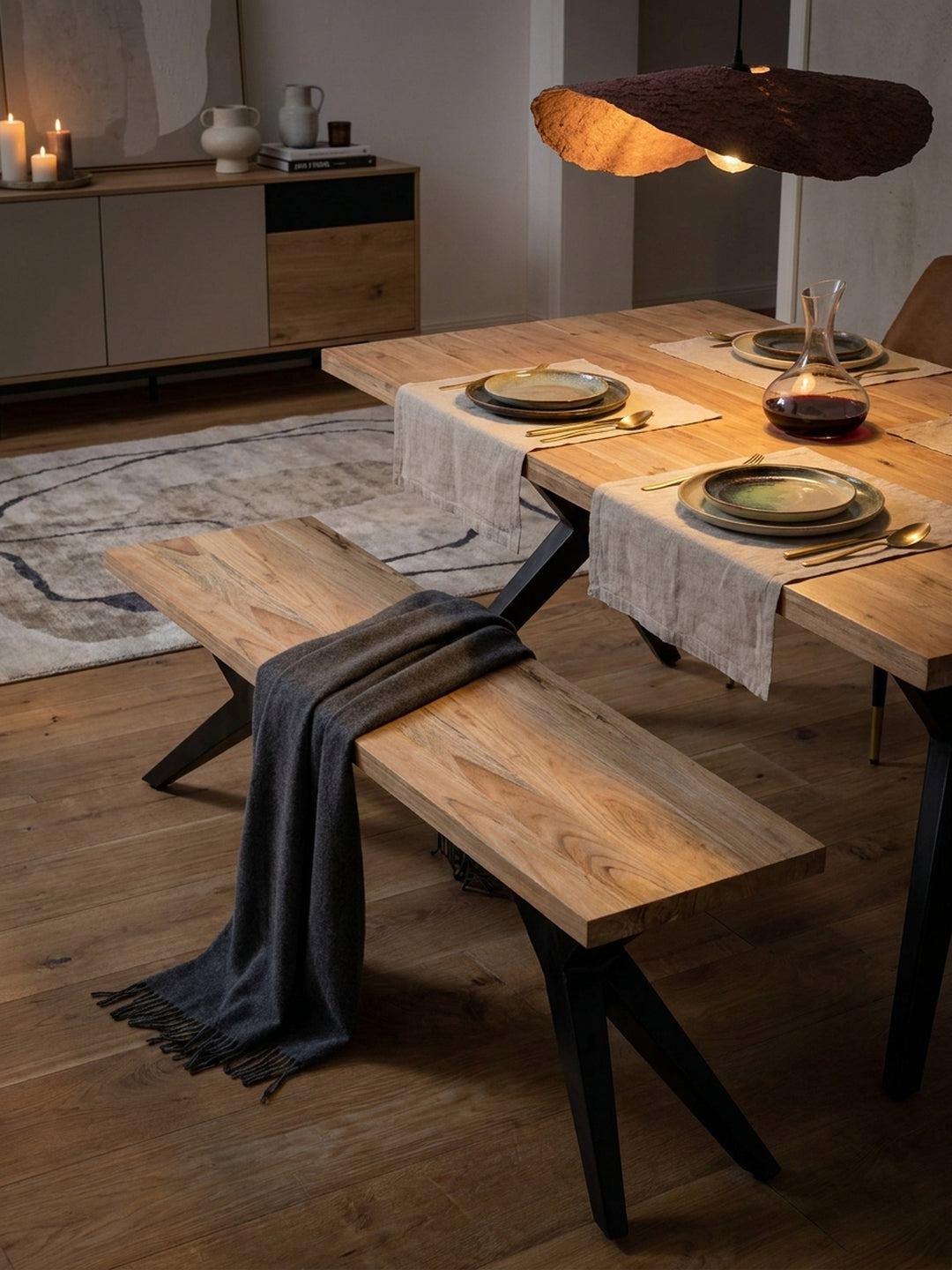Nahaufnahme der Industrial-Sitzbank im Esszimmer, dekoriert mit einer Vase mit weißen Blüten, die eine gemütliche und stilvolle Atmosphäre schafft._