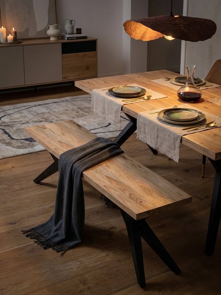 Nahaufnahme der Industrial-Sitzbank im Esszimmer, dekoriert mit einer Vase mit weißen Blüten, die eine gemütliche und stilvolle Atmosphäre schafft._