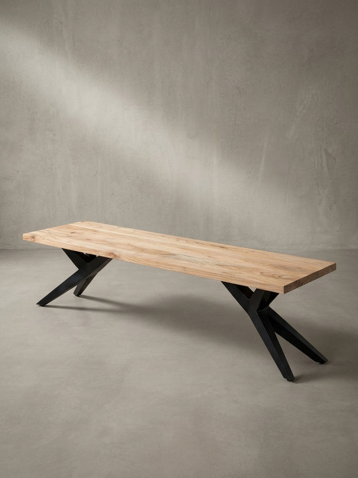 Seitenprofil der Industrial-Design-Bank, das die klare Linienführung der Holzplatte und die stabile, gekreuzte Konstruktion des Metallfußes zeigt._