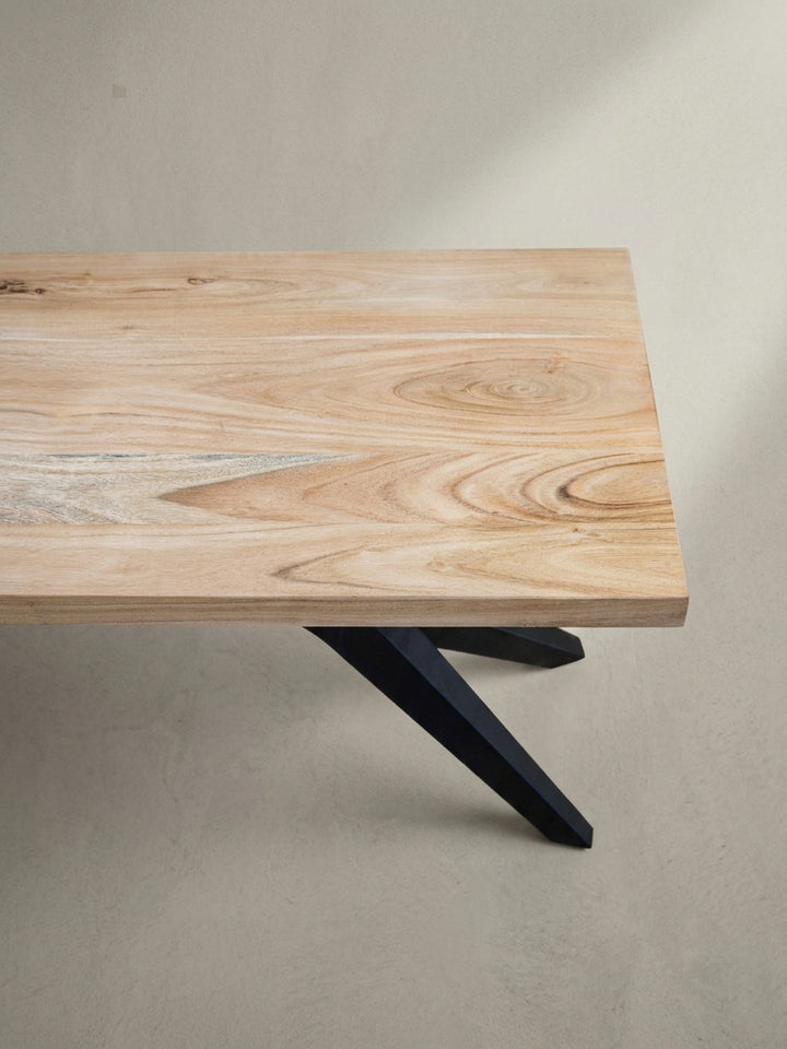 Design-Sitzbank für das Esszimmer, gefertigt aus massivem Akazienholz mit einzigartiger Maserung und einem stabilen, mattschwarzen Metallgestell._