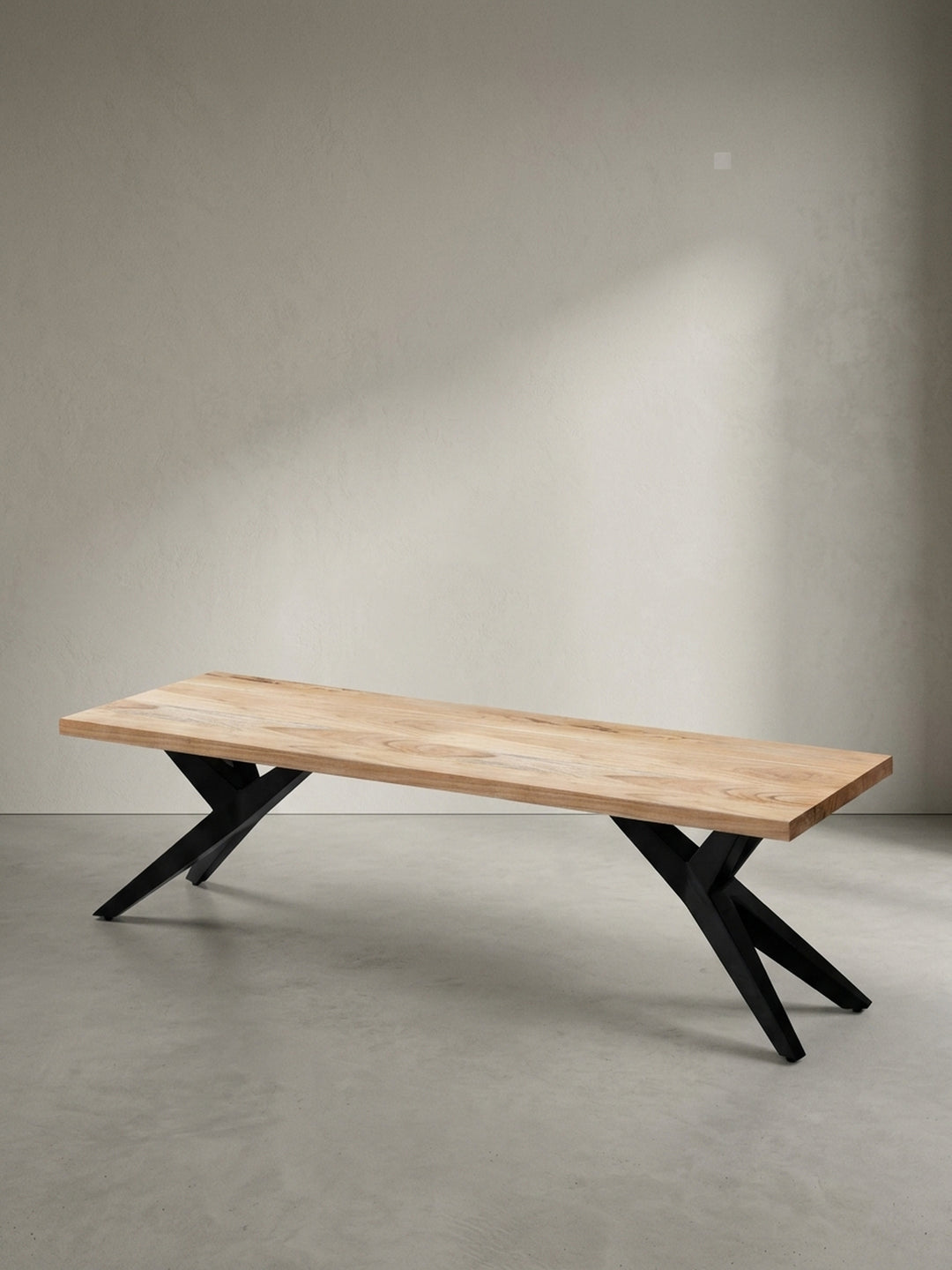 Moderne Esszimmerbank 160 cm aus massivem Akazienholz mit einzigartiger Maserung und einem markanten, schwarzen X-Gestell aus Metall._