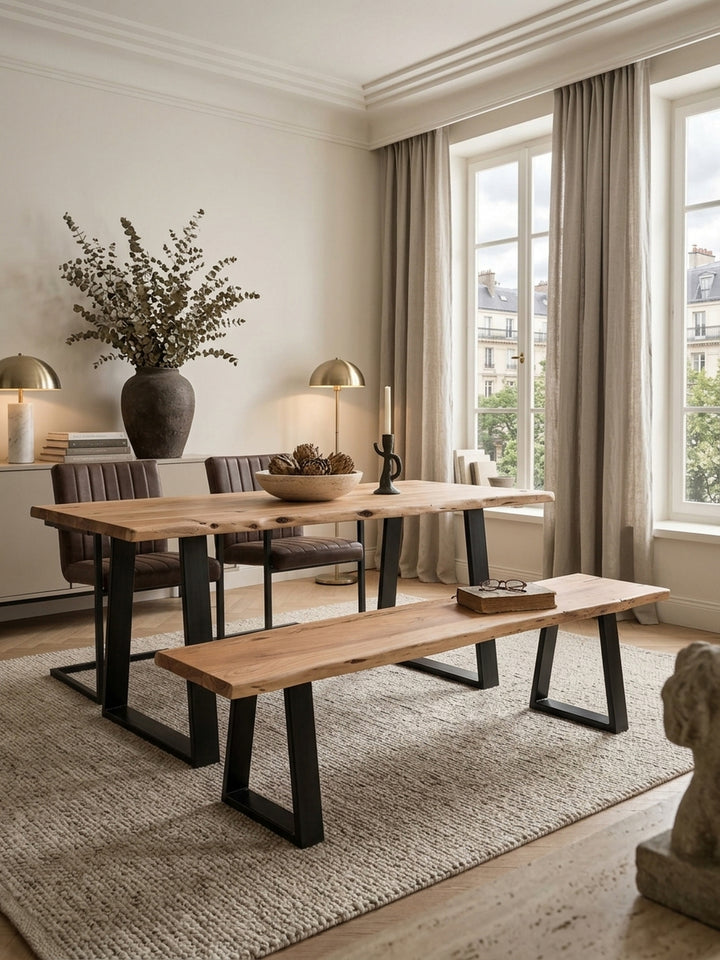 Esstisch aus honigfarbenem Akazie-Massivholz in modernem Esszimmer mit Teppich und stimmungsvoller Beleuchtung 160x40x45 cm_