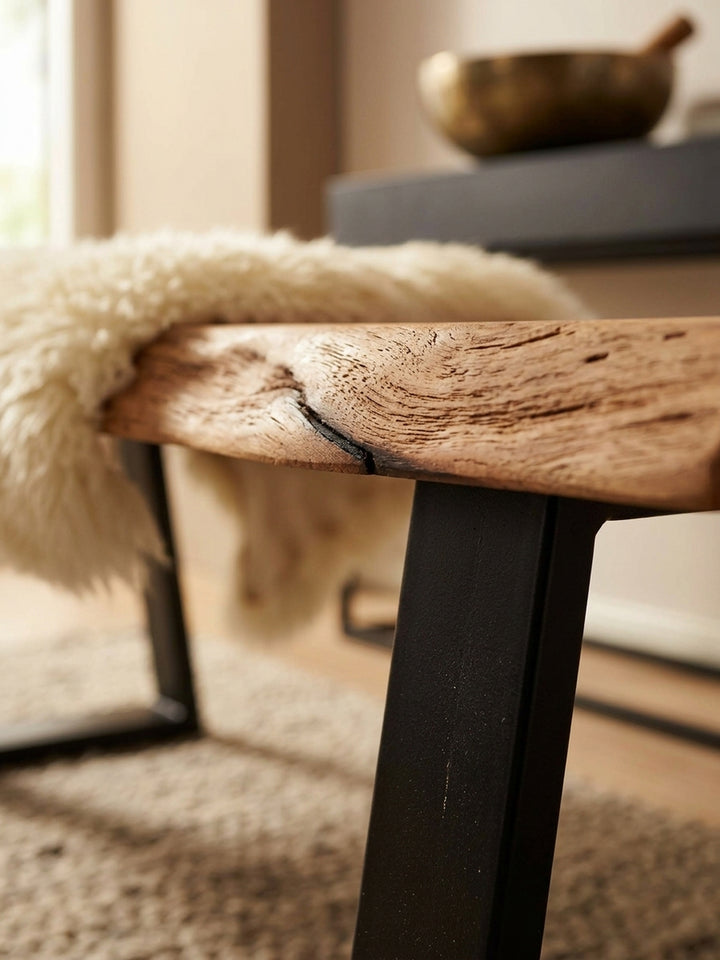 Detailaufnahme der massiven Akazie mit markanter Holzmaserung und sanfter Baumkante. Die 3,5 cm dicke Sitzfläche der Esszimmerbank zeigt höchste handwerkliche Holzqualität._