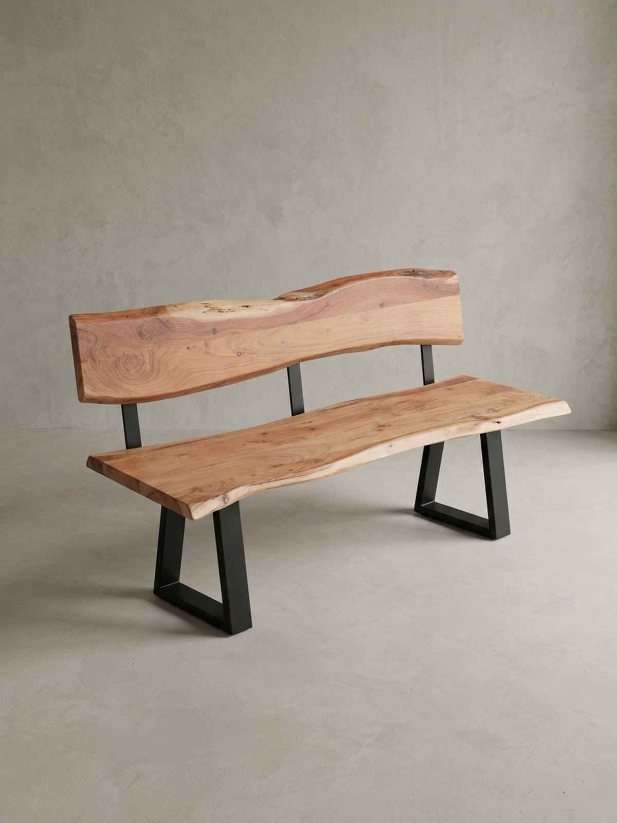 Alternative Winkelaufnahme der Akazien-Holzbank, die die fließenden Linien der natürlichen Baumkante und das warme Farbbild des Massivholzes im modernen Design hervorhebt._