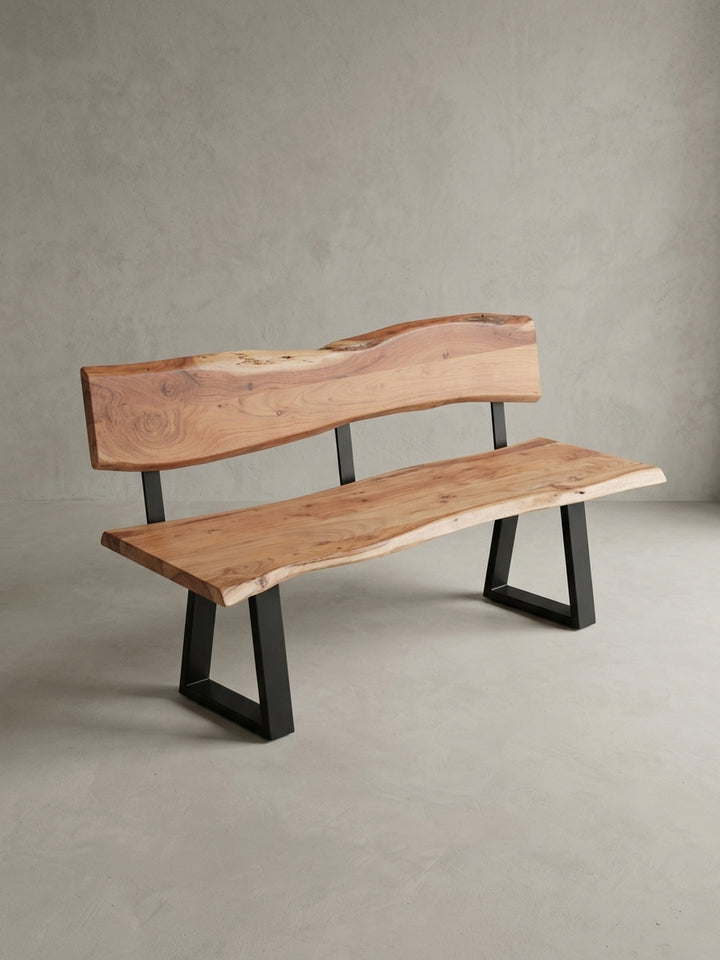 Alternative Winkelaufnahme der Akazien-Holzbank, die die fließenden Linien der natürlichen Baumkante und das warme Farbbild des Massivholzes im modernen Design hervorhebt._