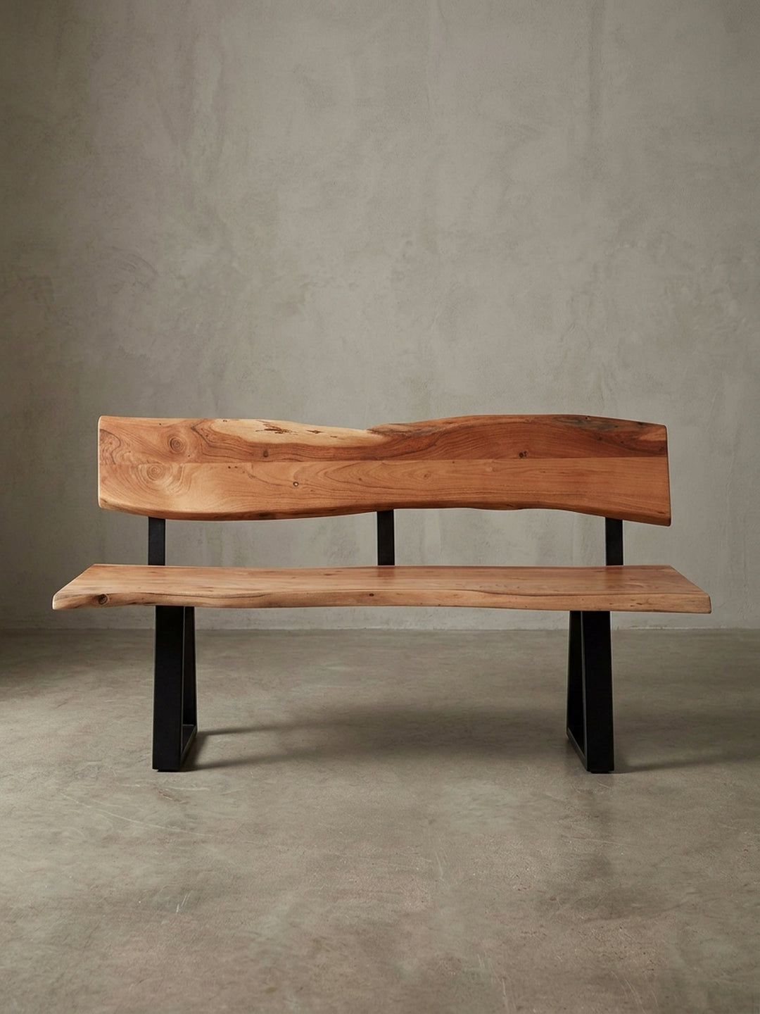 Gesamtübersicht der 3-Sitzer Küchenbank im Organic Industrial Design, klare Linienführung durch robuste schwarze Eisenbeine kombiniert mit einer organischen warmen Vollholzoptik._